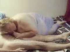 Fette Oma schluckt (15)