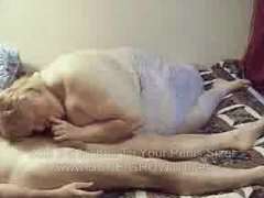 Fette Oma schluckt (16)