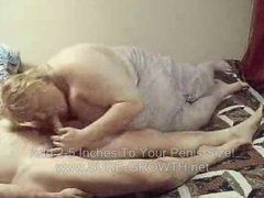 Fette Oma nimmt das Sperma im Mund auf